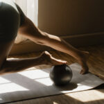 Frau, die eine Pilatesübung macht
