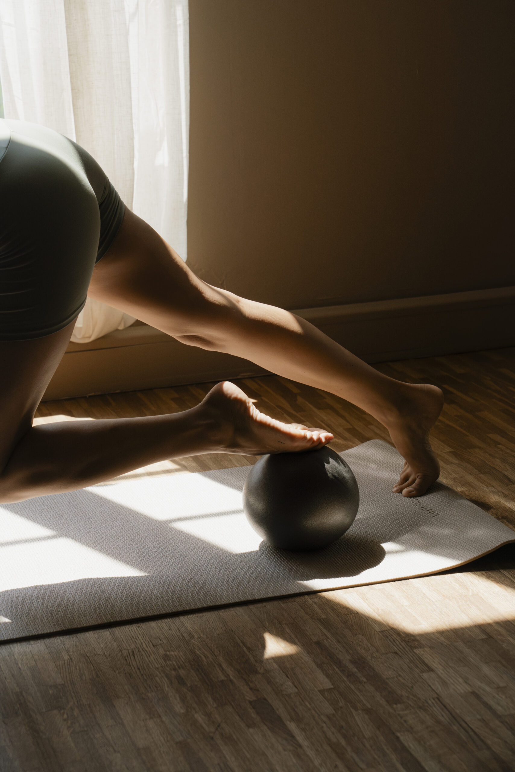 Frau, die eine Pilatesübung macht