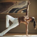 Frau, die eine Yoga Übung macht